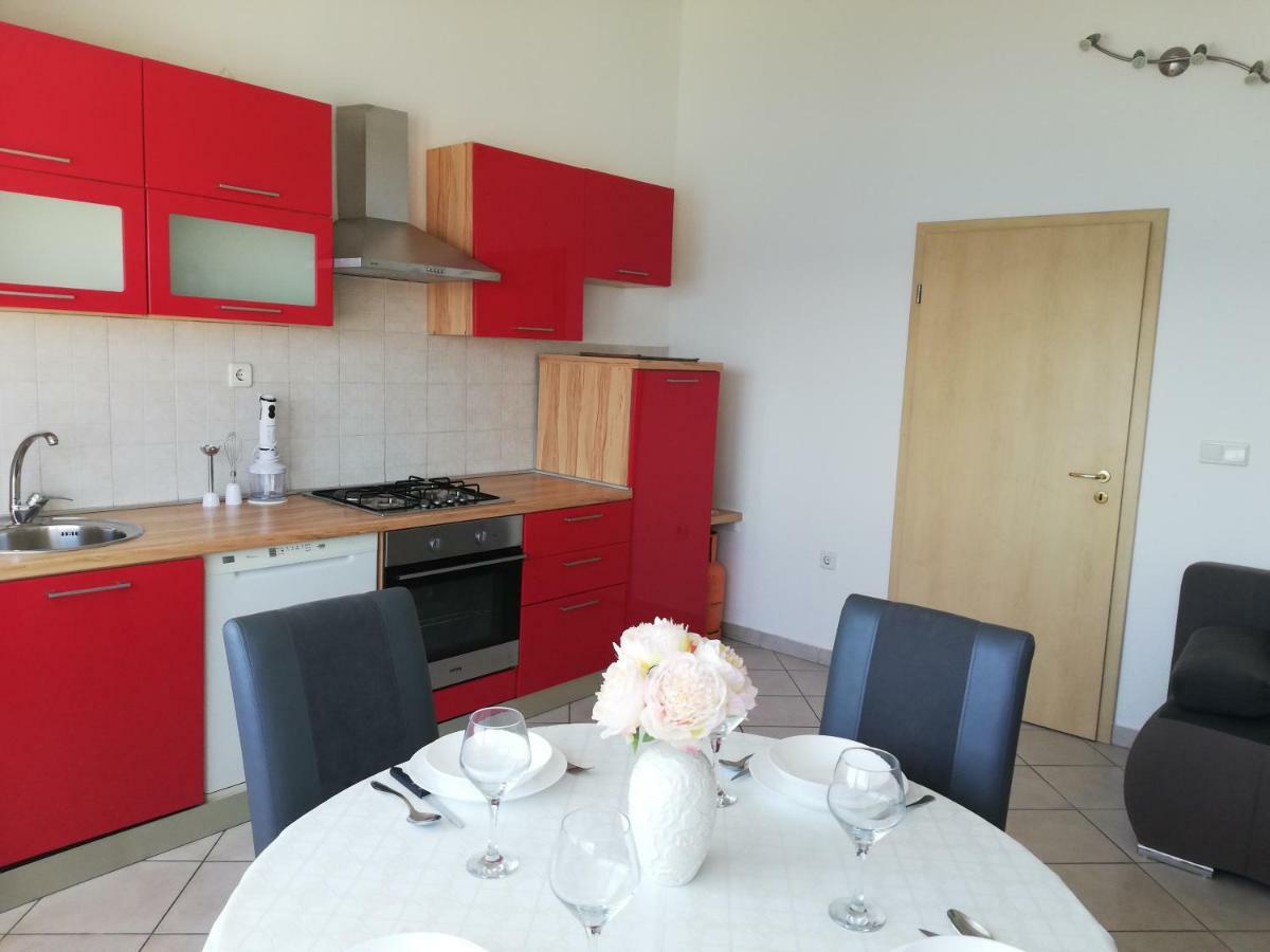 Apartment Petra Dugi Rat Eksteriør billede